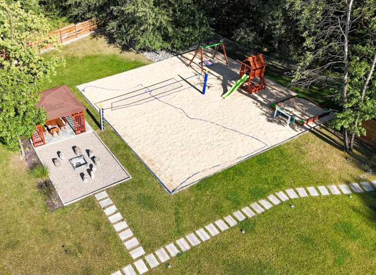 domki-kamieniec-caloroczne-domki-z-jacuzzi-marcyporeba-krakow-boisko-05